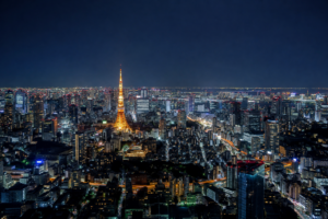 東京の高層ビル群と東京タワーが輝く夜景